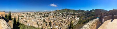 Granada, Endülüs / İspanya - 27 Mart 2015: Güzel Alhambra Mağribi Dağlık Tepe Kraliyet Kalesi Kompleksi