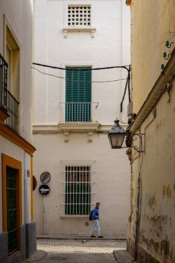 Jerez de la Frontera, Cadiz / İspanya - 4 Nisan 2015: Eski Koloni Caddesinde Yürüyen Adam Kameraya Bakıyor