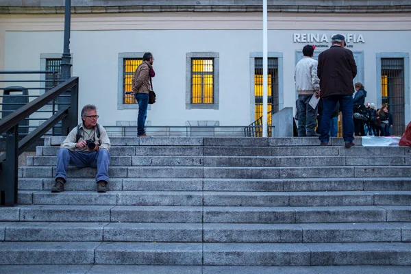 Madri Espanha Abril 2015 Velho Sentado Nas Arquibancadas Dos Museus — Fotografia de Stock