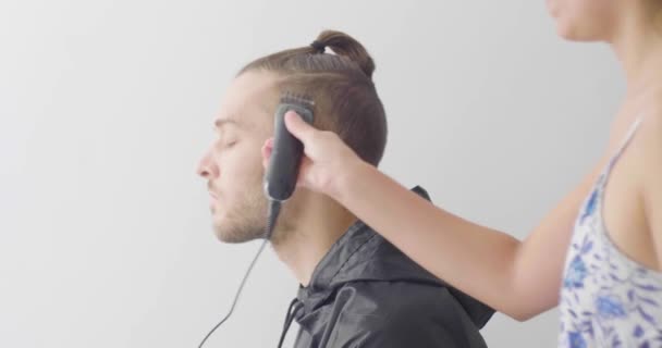 Bruett Latin Woman Rakar Vit Vit Man Skägg Med Elektrisk — Stockvideo