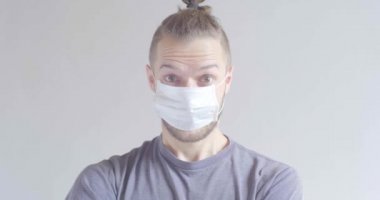 Genç Sarışın, Kafkasyalı, tek kullanımlık yüz maskesi kullanan erkek, Cought, Grip, Virüs, Kollu Virüs Koruması