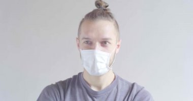 Genç Sarışın, Kafkas erkek, tek kullanımlık yüz maskesi kullanıyor. Cought, Grip, Virüs, Virüs, Viral Koruma Bakış Açısı.