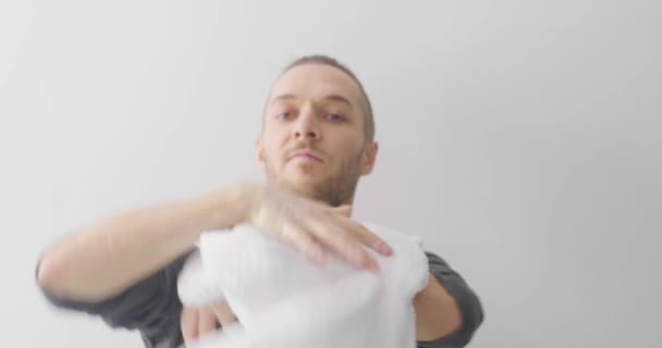 ブロンドの髪の若い白人男性はコロナウイルスの広がりを防ぐために手を洗った後 白いタオルで手を乾かします — ストック動画
