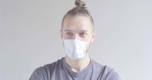 Jonge Blond Haar Blanke Man Met Behulp Van Wegwerp Gezichtsmasker — Stockvideo