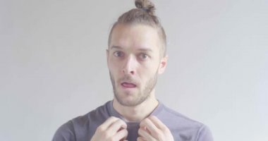 Koronavirüs belirtileri gösteren sarı saçlı beyaz bir erkek koluna öksürüyor, ateşi var ve panikliyor.