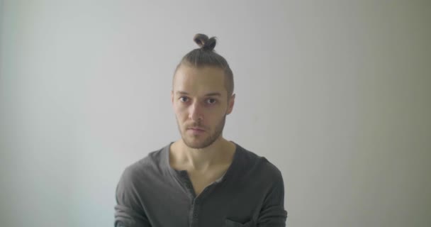 Pria Kaukasia Muda Dengan Rambut Pirang Adalah Gugup Serius Dan — Stok Video