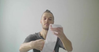 Sarışın, beyaz bir adam ellerinde tuvalet kâğıdının üzerine öksürüyor. Coronavirüs Sentetikleri yüzünden çok hasta. 