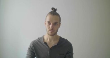 Sarışın, beyaz bir adam ellerinde tuvalet kâğıdının üzerine öksürüyor. Coronavirüs Sentetikleri yüzünden çok hasta. 