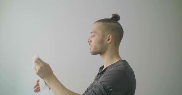 Homem Caucasiano Jovem Com Cabelo Loiro Está Tossir Papel Higiênico — Vídeo de Stock