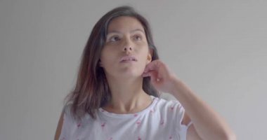 Genç Çekici Kahverengi Saçlı Latin / Tek kullanımlık Yüz Maskesini Öksürük, Grip, Virüs, Viral Koruma Saçlarını Bağlıyor