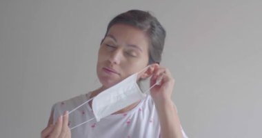 Genç Çekici Kahverengi Saçlı Latin Kadın Öksürük, Grip, Virüs, Virüs Koruması İçin Tek kullanımlık Yüz Maskesi Giyiyor