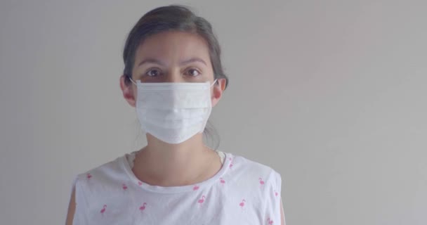 Jovem Atraente Cabelo Marrom Hispânico Mulher Latina Usando Máscara Facial — Vídeo de Stock