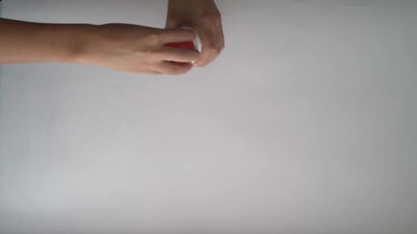 Küçük Kadının Elleri Şişeyi Tutuyor Hap Alıyor — Stok video
