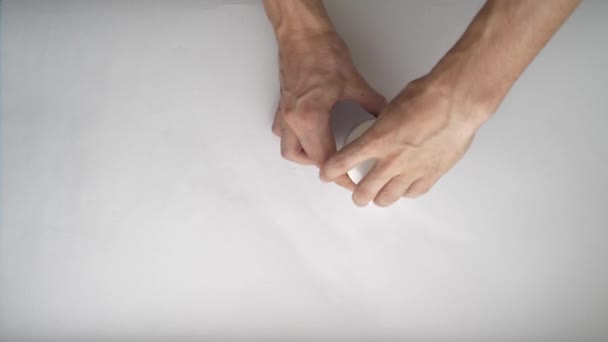Blanke Man Zet Olie Gelei Zijn Handen — Stockvideo