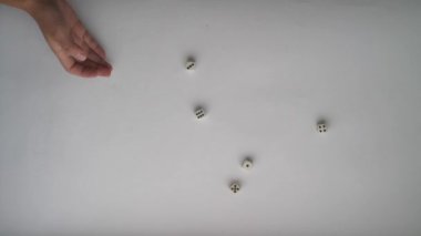 Beyaz Arkaplan Masasına Beş Zar Atan Kadın Elleri