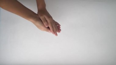 Beyaz Arkaplan Masasına Beş Zar Atan Kadın Elleri