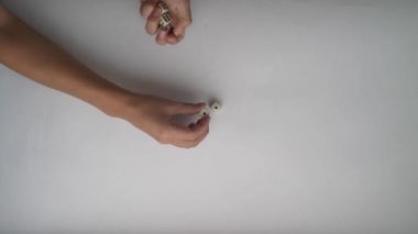 Beyaz Arkaplan Masasına Beş Zar Atan Kadın Elleri