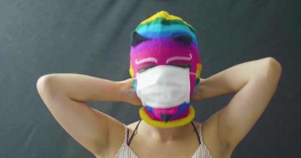 若いラテン女性は 様々な色やショーのマスクを使用しています彼女はCovid インフルエンザ ウイルス 王冠のようなウイルス保護のための使い捨てフェイスマスクを離陸する方法 — ストック動画