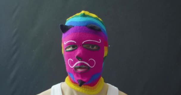 Joven Hombre Caucásico Con Pelo Rubio Está Usando Una Máscara — Vídeos de Stock