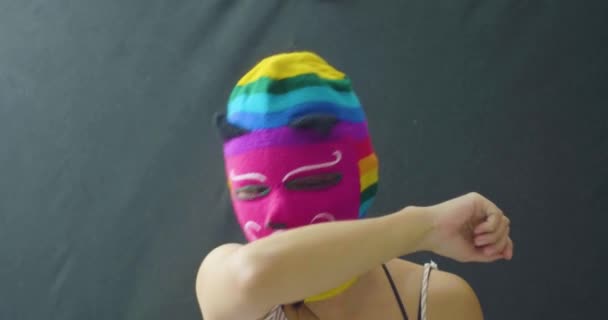 Mulher Latina Jovem Está Usando Uma Máscara Várias Cores Tosse — Vídeo de Stock