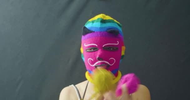 年轻的拉丁女人在用各种颜色的面罩玩彩色羊毛 — 图库视频影像