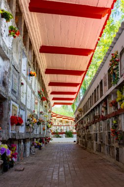 Santa Fe, Antioquia / Kolombiya - 25 Ocak 2020: Eski İspanya Koloni Tarihi Mezarlığı 'nda Çiçekli Mezarlar