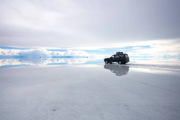 Uyuni Potosi Bolivia Mars 2018 Jeepar Parkerade Mitten Översvämmade Uyuni — Stockfoto