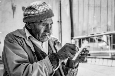 Sucre, Chuquisaca / Bolivya - 1 Ekim 2014: Eski Yerli Keçuvalı İğne ve İplikle El Sanatı Dikiyor