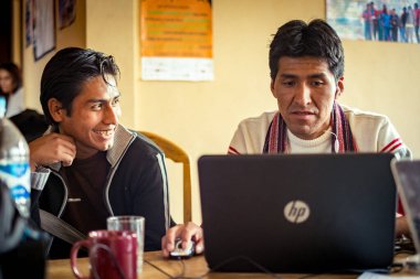 Sucre, Chuquisaca / Bolivya - 27 Şubat 2015: Yerel Özellikli Kahverengi Adam Küçük Bir Odada Laptop Kullanıyor