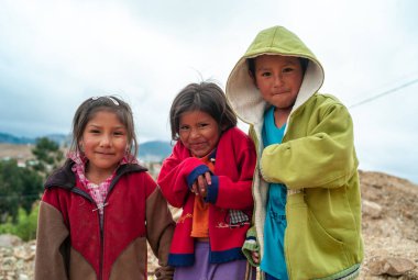 Sucre, Chuquisaca / Bolivya - 22 Kasım 2016: Yoksul görünümlü kente karşı Genç Yerli Keçuvalı Childs