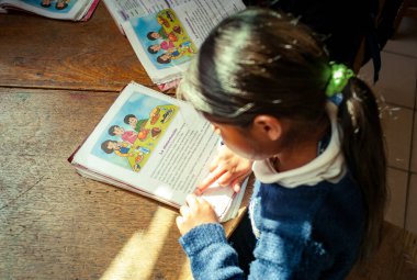 Sucre, Chuquisaca / Bolivya - 24 Kasım 2016: İlkokulda Kitabını Okuyan Genç Yerli Kız