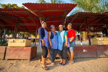 Yapacani, Santa Cruz / Bolivya - 7 Ocak 2014: Kasap Önlüklü Kahverengi Kadınlar Kamerada Çok Flörtöz Poz Veriyor