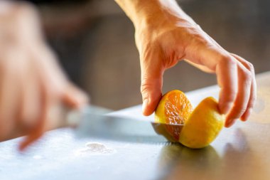 Yapacani, Santa Cruz / Bolivya 'da Keskin Bıçakla Sulu Portakal Kesen Bir Kişi