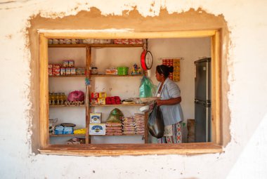 Charagua, Santa Cruz / Bolivya - 5 Kasım 2016: Küçük Köy Marketinde Yürüyen Yaşlı Guarani Yerli Kadın