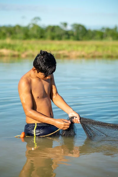 Yapacani Santa Cruz Bolivia Marzo 2016 Jóvenes Piscicultores Trabajan Con — Foto de Stock