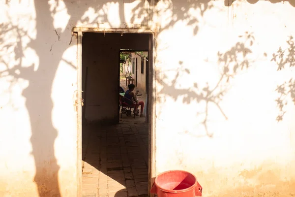 Silhouette Eines Geheimnisvollen Mädchens Das Ihr Handy Hinter Einem Haus — Stockfoto