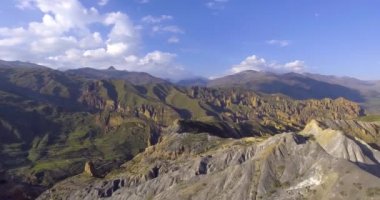 Büyüleyici ve görkemli Illimani Dağı, Coordillera 'nın en yüksek karlı zirvesi Real La Paz şehrinden / Bolivya' dan görüldü.  