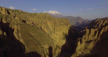 Büyüleyici ve görkemli Illimani Dağı, Coordillera 'nın en yüksek karlı zirvesi Real La Paz şehrinden / Bolivya' dan görüldü.  