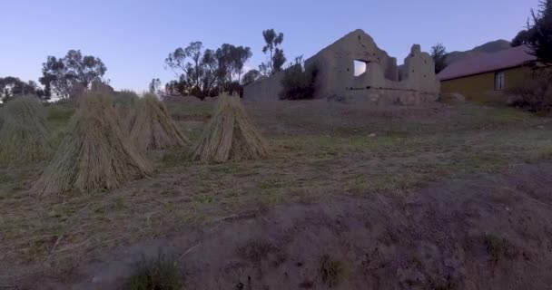 拉巴斯 玻利维亚帕尔卡耕地附近的秸秆堆旁边正在建造的房屋 — 图库视频影像