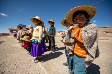 Vilaneque, Oruro / Bolivya - 18 Ekim 2017: Küçük Yerli Öğrenciler Okul Gösterisini İzliyor ve Kameraya Bakan Diğerleri