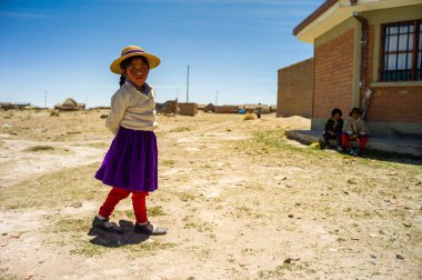 Vilaneque, Oruro / Bolivya - 6 Kasım 2017: Geleneksel Uru Kıyafetli Küçük Kız Kuru Toprakta Bir Ev Tarafından Kameraya Bakıyor