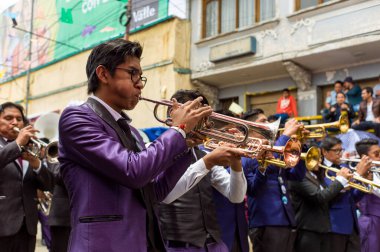 Oruro, Oruro / Bolivya - 10 Şubat 2018: Ünlü Oruro Karnavalı 'nda Yerli Müzisyenler Trompet Çalıyor