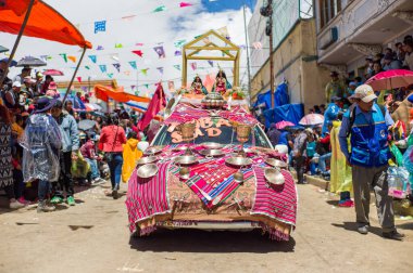Oruro, Oruro / Bolivya - 10 Şubat 2018: Çeşitli Aguayo Tekstil 'leriyle kaplanmış, Bakire Heykelleri, Gümüş Tabaklar ve Kavanozları Meşhur Oruro Karnavalı' nda Teklif Etmenin Bir işareti olarak taşıyan Alegorik Araba