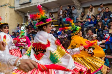 Oruro, Oruro / Bolivya - 10 Şubat 2018: Tipik ve Folklorik Bolivya Dans Grubu Ünlü Oruro 'nun Yıllık Karnavalında Parlak ve Çekici Kostümlerle 