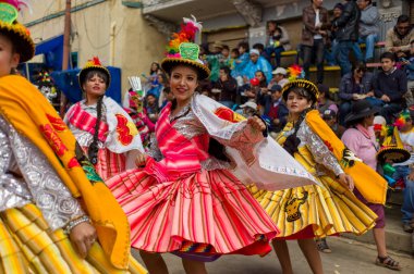 Oruro, Oruro / Bolivya - 10 Şubat 2018: Tipik ve Folklorik Bolivya Dans Grubu Ünlü Oruro 'nun Yıllık Karnavalında Parlak ve Çekici Kostümlerle 