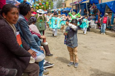 Oruro, Oruro / Bolivya - 10 Şubat 2018: Çocuklar Köpükle Oynuyor, Diğer İnsanları Meşhur Oruro Karnavalı 'nda Sırılsıklam Ediyor