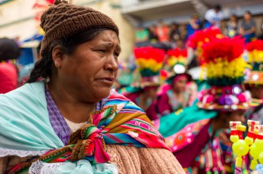 Oruro, Oruro / Bolivya - 10 Şubat 2018: Folklorik Bolivya Dans Grubuyla Yürüyen Yerli Kadın Ünlü Oruro 'nun Yıllık Karnavalında Parlak ve Çekici Kostümlerle 