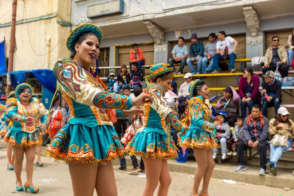 奥鲁罗 奥鲁罗 玻利维亚 2018年2月10日 著名奥鲁罗年度嘉年华中著名的民间舞蹈团体 Caporales 与Shiny Attractive Costumes — 图库照片