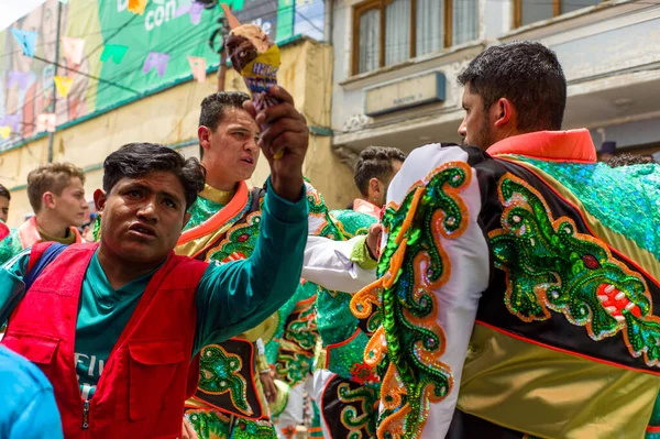 奥鲁罗 奥鲁罗 玻利维亚 2018年2月10日 著名奥鲁罗年度嘉年华中著名的民间舞蹈团体 Caporales 与Shiny Attractive Costumes — 图库照片