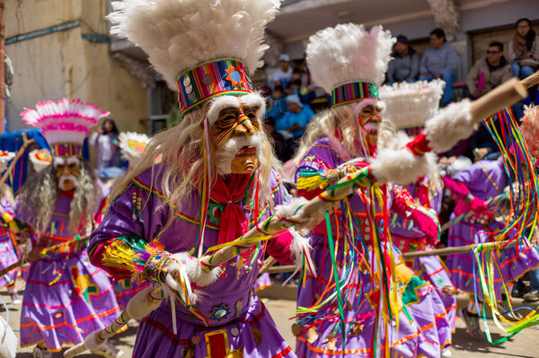 Оруро, Оруро / Боливия - 10 февраля 2018 года: типичная и фольклорная боливийская танцевальная группа, известная как "Тобас" в блестящих и привлекательных костюмах и масках дьявола на ежегодном карнавале знаменитого Оруро
